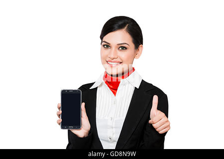 1 adultes indiens femme hôtesse de l'air, coup de téléphone mobile de qualité montrant Banque D'Images