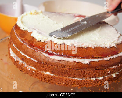 La diffusion de plus de glaçage haut de gâteau. Faire avec remplissage et buttercream Torte au chocolat râpé Garniture. Série. Banque D'Images