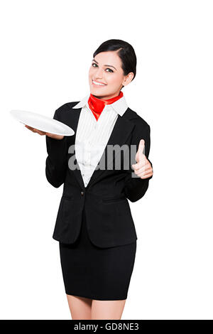 1 Femme adulte indien Waitress Holding plate Thumbs Up montrant Banque D'Images