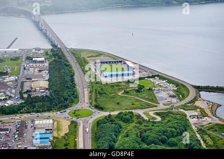 Inverness depuis les airs, Longman Roundabout, Caledonian Thistle Ground et Kessock Bridge au-dessus de Beauly firth, Highland Scotland Banque D'Images