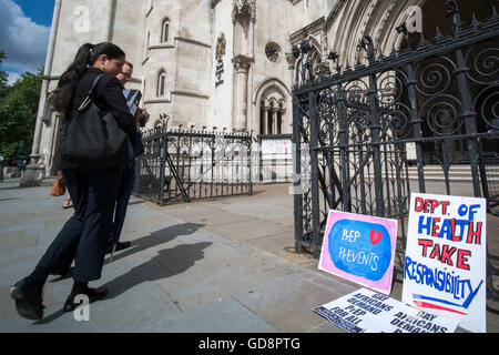 Londres, Royaume-Uni. Le 13 juillet, 2016. Les manifestants se rassemblent à l'extérieur de la Cour royale de Justice si le National AIDS Trust lancer une bataille juridique pour pousser le NHS et le ministère de la santé en fournissant les"révolutionnaire" des médicaments pour traiter le VIH 'PrEP'. La prophylaxie pré exposition (PrEP) est une intervention de prévention du VIH - elle peut prévenir la transmission du VIH s'il est pris par ceux qui sont VIH négatifs et au risque de contracter le virus. NHS en Angleterre (NHSE) a affirmé à maintes reprises qu'il n'est pas responsable de la mise en service de la ppre Crédit : Mike Kear/Alamy Live News Banque D'Images