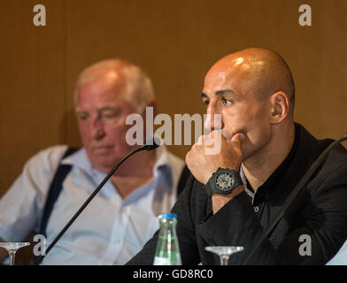 Berlin, Allemagne. Le 13 juillet, 2016. Super allemand boxeur poids moyen Artur Abraham parle au cours d'une conférence de presse à Berlin, Allemagne, 13 juillet 2016, avec son entraîneur Ulli Wegner (L) sur la photo à côté de lui. Abraham fera face à Tim-Robin Lihaug boxeur norvégien dans un combat de boxe WBO le 16 juillet 2016. Photo : WOLFRAM KASTL/dpa/Alamy Live News Banque D'Images