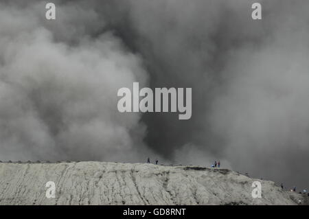 Jakarta. Le 13 juillet, 2016. Le Mont Bromo éclate en Probolinggo Indonésie, le 13 juillet 2016. Indonésie le lundi fermé la Abdurrahman Saleh airport de Malang, dans l'Est de la province de Java comme cendres du mont volcan Bromo met en danger les vols, a déclaré un officiel. Credit : Kurniawan/Xinhua/Alamy Live News Banque D'Images