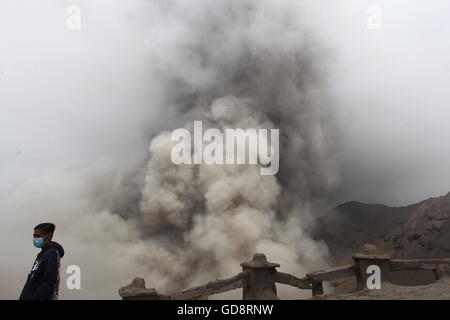 Jakarta. Le 13 juillet, 2016. Le Mont Bromo éclate en Probolinggo Indonésie, le 13 juillet 2016. Indonésie le lundi fermé la Abdurrahman Saleh airport de Malang, dans l'Est de la province de Java comme cendres du mont volcan Bromo met en danger les vols, a déclaré un officiel. Credit : Kurniawan/Xinhua/Alamy Live News Banque D'Images