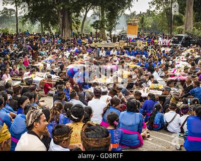 Ubud, Bali, Indonésie. Le 13 juillet, 2016. Les gens se rassemblent sur la place devant le temple local avec le reste des membres de leur famille au cours de la crémation de masse mercredi. La population locale à Ubud exhumé les restes de membres de la famille et brûlé leurs reste dans une cérémonie de crémation de masse mercredi. Près de 100 personnes sera incinéré et reposent dans la plus grande masse la crémation à Bali en ans cette semaine. La plupart des gens sur Bali sont hindous. Credit : ZUMA Press, Inc./Alamy Live News Banque D'Images