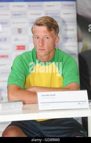 Le joueur de tennis tchèque Zdenek Kolar lors d'une conférence de presse avant le match de quart de finale de Coupe Davis, la France contre la République tchèque, à Trinec, en République tchèque, le 10 juillet 2016. (Photo/CTK Petr Sznapka) Banque D'Images