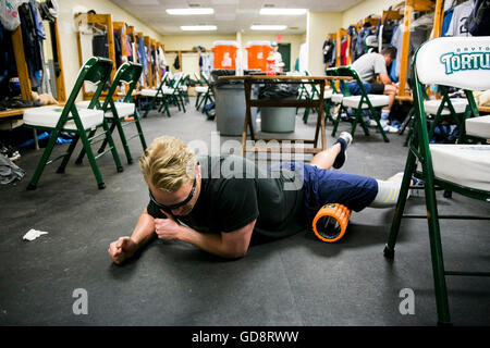 Daytona Beach, Floride, USA. 11 juillet, 2016. Vous VRAGOVIC | fois.Rays de Tampa Bay le lanceur partant Alex Cobb utilise un rouleau d'étirer dans le vestiaire avant le match entre les crabes de Pierre et Charlotte Tortugas Daytona à Jackie Robinson Ballpark à Daytona Beach, en Floride, le lundi 11 juillet, 2016. © Vous Vragovic/Tampa Bay Times/ZUMA/Alamy Fil Live News Banque D'Images