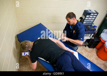 Daytona Beach, Floride, USA. 11 juillet, 2016. Vous VRAGOVIC | fois.Scott Thurston, droite, Athletic Trainer pour les crabes de Pierre Charlotte, effectue un traitement par ultrasons sur les Rays de Tampa Bay le lanceur partant Alex Cobb's elbow avant le match entre les crabes de Pierre et Charlotte Tortugas Daytona à Jackie Robinson Ballpark à Daytona Beach, en Floride, le lundi 11 juillet, 2016. © Vous Vragovic/Tampa Bay Times/ZUMA/Alamy Fil Live News Banque D'Images