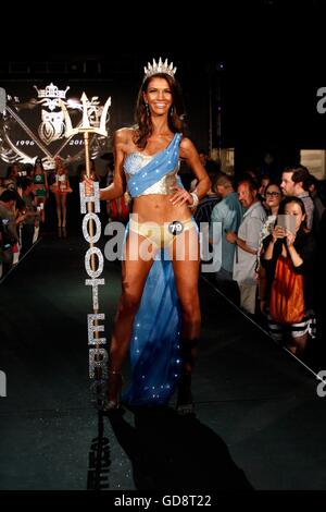 Las Vegas, NV, USA. 12 juillet, 2016. Katie Martin de Virginia Beach, en Virginie, le port d'un Neptune - Dieu de la mer en présence de costumes inspirés de Hooters 20e édition du Concours International d'aperçu maillot, pluie de nuit au Palms Casino Resort, Las Vegas, NV le 12 juillet 2016. © James Atoa/Everett Collection/Alamy Live News Banque D'Images