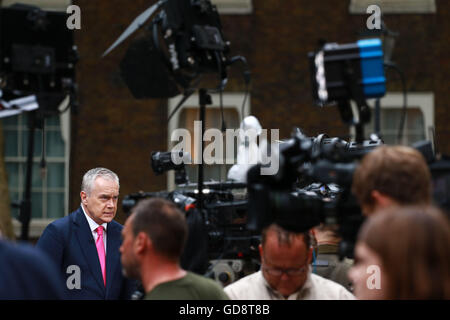 Londres, Royaume-Uni. Le 13 juillet, 2016. Le journaliste de la BBC Huw Edwards rapports comme David Cameron quitte Numéro 10 Downing Street après avoir démissionné après le référendum et de l'UE aujourd'hui Theresa mai sera installé en tant que nouveau Premier ministre après sa rencontre avec Sa Majesté la Reine Elizabeth II à Buckingham Palace. Theresa mai devient la deuxième femme Premier ministre en Grande-Bretagne, Margaret Thatcher a été la première. Crédit : Paul Marriott/Alamy Live News Banque D'Images