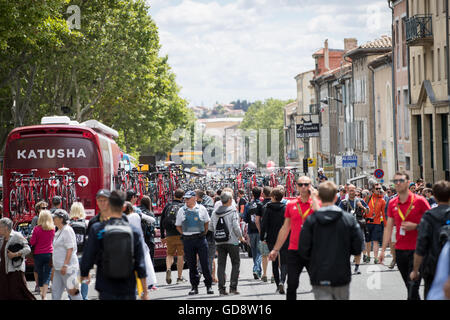 Carcassonne, France. Le 13 juillet, 2016. Continuer à rassembler les foules comme l'arrivée des véhicules de l'équipe et mis en place au départ d'étape à Carcassonne. Crédit : John Kavouris/Alamy Live News Banque D'Images