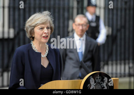 Londres, Royaume-Uni. 13 juillet 2016. Theresa May, accompagnée de son mari, arrive à Downing Street, pour la première fois en tant que nouveau chef du parti conservateur et du nouveau Premier Ministre. Crédit : Stephen Chung / Alamy Live News Banque D'Images