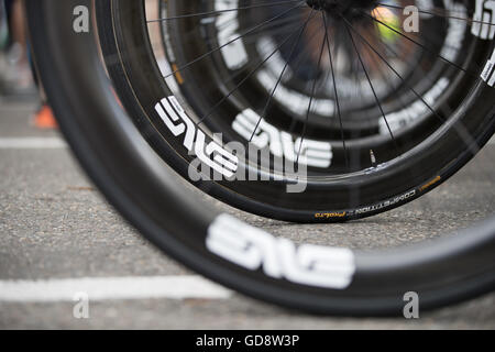 Carcassonne, France. Le 13 juillet, 2016. L'équipe de Dimension Data ENVE roues sont optimisés pour maximiser leur efficacité aérodynamique. Crédit : John Kavouris/Alamy Live News Banque D'Images