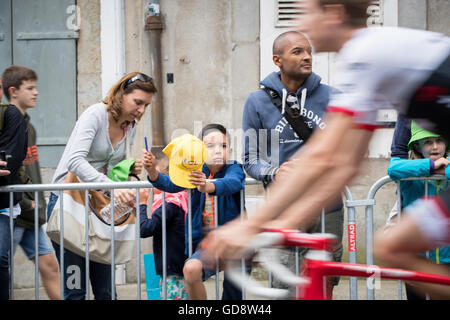 Carcassonne, France. Le 13 juillet, 2016. Un jeune fan tente d'arrêter les cavaliers pour les autographes. Crédit : John Kavouris/Alamy Live News Banque D'Images