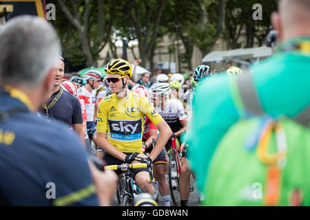 Carcassonne, France. Le 13 juillet, 2016. Chris Froome (Team Sky) attend sur la ligne de départ à Carcassonne. Crédit : John Kavouris/Alamy Live News Banque D'Images