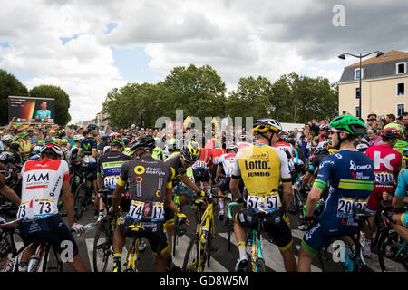 Carcassonne, France. Le 13 juillet, 2016. Riders attendre pour commencer le 'depart fictif' - la procession dans Carcassonne avant le début officiel de Villalier. Crédit : John Kavouris/Alamy Live News Banque D'Images