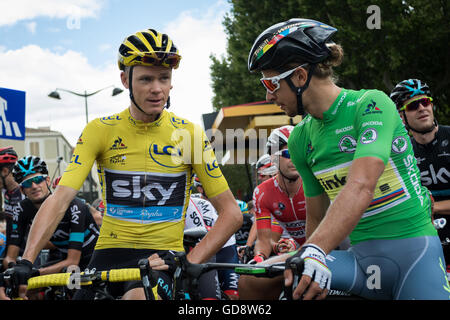 Carcassonne, France. Le 13 juillet, 2016. Chris Froome (Team Sky) et Peter Sagan (Tinkoff) chat avant que le départ d'étape. Sagan et Froome serait en fin de partie de l'homme gagnant 3-déplacer tard dans la course, avec Sagan et prendre la première et deuxième Froome. Crédit : John Kavouris/Alamy Live News Banque D'Images