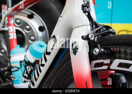 Carcassonne, France. Le 13 juillet, 2016. Fabio Aru (Astana) porte vélos spécialisés peinture personnalisés et des graphiques, avec des références à sa région d'origine de la Sardaigne. Crédit : John Kavouris/Alamy Live News Banque D'Images