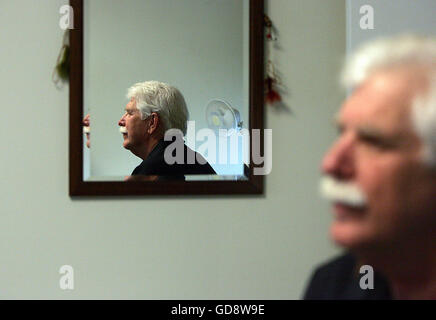 En Floride, aux États-Unis. Le 13 juillet, 2016. 022310 (Libby Volgyes/Le Palm Beach Post) Delray Beach - Dentiste Franklin Boyar (CQ) de Delray Beach est l'un des premiers dentistes bénévoles à la Caridad Centre. © Libby Volgyes/Le Palm Beach Post/ZUMA/Alamy Fil Live News Banque D'Images