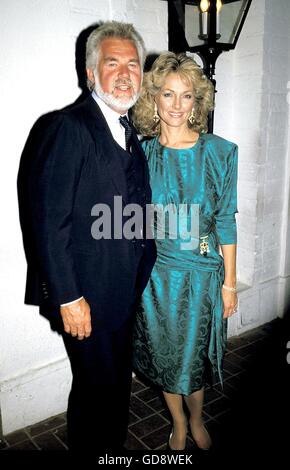 Kenny Rogers et Marianne. 1er janvier 2011. 1986.KENNYROGERSRETRO. © Roger/Karnbad ZUMA Wire/Alamy Live News Banque D'Images