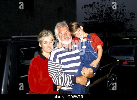 Kenny Rogers, Marianne et leur fils Christopher. 1er janvier 2011. 1987.KENNYROGERSRETRO Karnbad © Roger/ZUMA/Alamy Fil Live News Banque D'Images