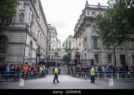 Londres, Royaume-Uni. Le 13 juillet, 2016. Theresa Mai est devenue la deuxième femme PM alors que Brexiters démontrer à Downing Street, Londres, GB 13 Juillet 2016 - © Alberto Pezzali/Alamy News Banque D'Images