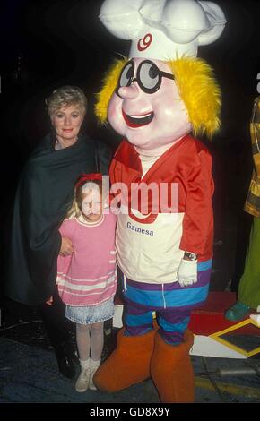 12 juillet 2006 - SHIRLEY JONES avec sa petite-fille Caitlin CASSIDY 02-1989. - © Roger Karnbad/ZUMA/Alamy Fil Live News Banque D'Images