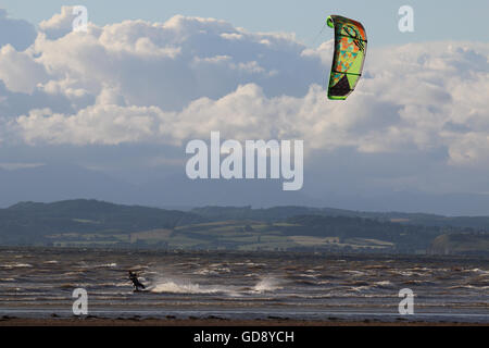 West End Beach, Morecambe, Lancashire, Royaume-Uni, le 13 juillet 2016. Les véliplanchistes off Morecambes West End beach prendre le soir du soleil dans le vent off shore de contreventement. Crédit : David Billinge/Alamy Live News Banque D'Images