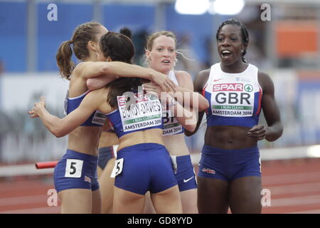 Amsterdam, Hollande. 10 juillet, 2016. Les Championnats d'Europe d'athlétisme. Seren Bundy-Davies (GBR) certains accueil pour gagner dieu dans le relais 4 x 400 m femmes dans Amsterdam célèbre avec Emily Diamond, Anyika Onuora, Eilidh Doyle © Plus Sport Action/Alamy Live News Banque D'Images