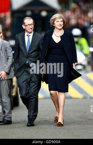 Londres, Royaume-Uni. Le 13 juillet, 2016. Premier ministre Theresa Mai et mari Philip arriver au numéro 10 Downing Street. Theresa Mai est officiellement devenu le nouveau premier ministre après sa rencontre avec Sa Majesté la Reine Elizabeth II à Buckingham Palace. Theresa mai devient la deuxième femme Premier ministre en Grande-Bretagne, Margaret Thatcher a été la première. David Cameron à gauche numéro 10 Downing Street avec son épouse Samantha et leurs enfants, tout à l'heure. Crédit : Paul Marriott/Alamy Live News Banque D'Images