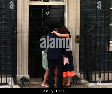 Londres, Royaume-Uni. Le 13 juillet, 2016. Numéro de l'extérieur de David Cameron au 10 Downing Street avec son épouse Samantha et leurs enfants, ont une famille hug, pendant qu'il part pour la dernière fois en tant que premier ministre, après avoir démissionné de son poste après le référendum de l'Union européenne. Plus tard aujourd'hui Theresa mai sera installé en tant que nouveau Premier ministre après sa rencontre avec Sa Majesté la Reine Elizabeth II à Buckingham Palace. Theresa mai devient la deuxième femme Premier ministre en Grande-Bretagne, Margaret Thatcher a été la première. Crédit : Paul Marriott/Alamy Live News Banque D'Images