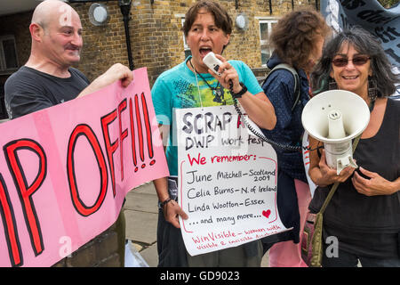 Londres, Royaume-Uni. 13 juillet 2016. Une affiche indique que 3 des quelque 8 000 à 10 000 qui sont morts à cause des sanctions et les réductions des prestations à l'un d'environ 20 manifestations à travers le pays par des manifestants handicapés et partisans au Centre de consultation PIP Vauxhall Vauxhall, l'un des centres où Atos effectuer des trompe-l'indépendance personnelle des évaluations "paiements" au nom du programme de travail de Doha. Par conception défectueuse et conduites sans tenir compte de la preuve médicale et avec une incitation financière à l'échec du statut de réfugié. De nombreux réfugiés véritables avantages essentiels perdre pendant des mois avant qu'ils sont restaurés, en appel, Banque D'Images