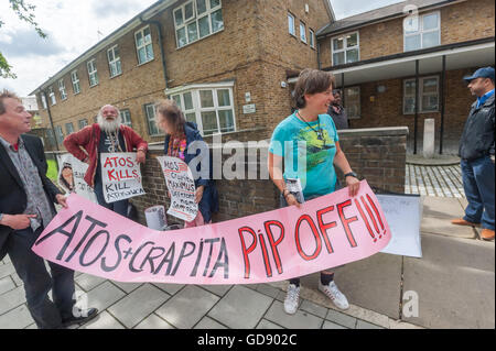 Londres, Royaume-Uni. 13 juillet 2016. Atos et Crapitaa PIP 'Off' lit une bannière dans le centre de consultation PIP Vauxhall Vauxhall, l'un des centres où Atos effectuer des trompe-l'indépendance personnelle des évaluations "paiements" au nom du programme de travail de Doha. Par conception défectueuse et conduites sans tenir compte de la preuve médicale et avec une incitation financière à l'échec du statut de réfugié. Les réductions des prestations et de "sanctions" laisser bien sans argent ou de la nourriture et sont estimées à l'origine de 8 000 à 10 000 décès prématurés, beaucoup de personnes handicapées. Peter Marshall/Alamy Live News Banque D'Images