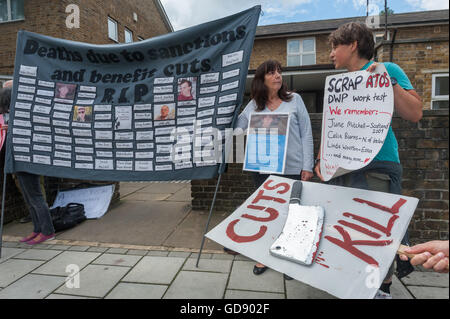 Londres, Royaume-Uni. 13 juillet 2016. L'un d'environ 20 manifestations à travers le pays par des manifestants handicapés et partisans au Centre de consultation PIP Vauxhall Vauxhall, l'un des centres où Atos effectuer des trompe-l'indépendance personnelle des évaluations "paiements" au nom du programme de travail de Doha. Par conception défectueuse et conduites sans tenir compte de la preuve médicale et avec une incitation financière à l'échec du statut de réfugié. De nombreux réfugiés véritables avantages essentiels perdre pendant des mois avant qu'ils sont restaurés, en appel, conduisant parfois à l'hospitalisation ou le suicide. Peter Marshall/Alamy Live News Banque D'Images