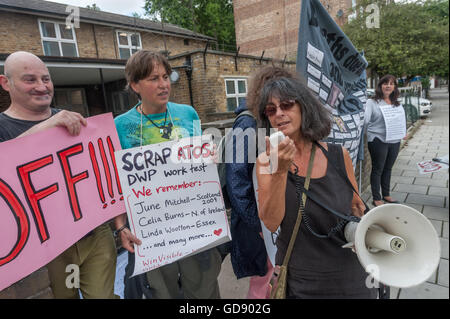 Londres, Royaume-Uni. 13 juillet 2016. L'un d'environ 20 manifestations à travers le pays par des manifestants handicapés et partisans au Centre de consultation PIP Vauxhall Vauxhall, l'un des centres où Atos effectuer des trompe-l'indépendance personnelle des évaluations "paiements" au nom du programme de travail de Doha. Par conception défectueuse et conduites sans tenir compte de la preuve médicale et avec une incitation financière à l'échec du statut de réfugié. De nombreux réfugiés véritables avantages essentiels perdre pendant des mois avant qu'ils sont restaurés, en appel, conduisant parfois à l'hospitalisation ou le suicide. Peter Marshall/Alamy Live News Banque D'Images