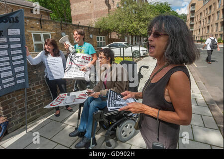 Londres, Royaume-Uni. 13 juillet 2016. L'un d'environ 20 manifestations à travers le pays par des manifestants handicapés et partisans au Centre de consultation PIP Vauxhall Vauxhall, l'un des centres où Atos effectuer des trompe-l'indépendance personnelle des évaluations "paiements" au nom du programme de travail de Doha. Par conception défectueuse et conduites sans tenir compte de la preuve médicale et avec une incitation financière à l'échec du statut de réfugié. De nombreux réfugiés véritables avantages essentiels perdre pendant des mois avant qu'ils sont restaurés, en appel, conduisant parfois à l'hospitalisation ou le suicide. Peter Marshall/Alamy Live News Banque D'Images