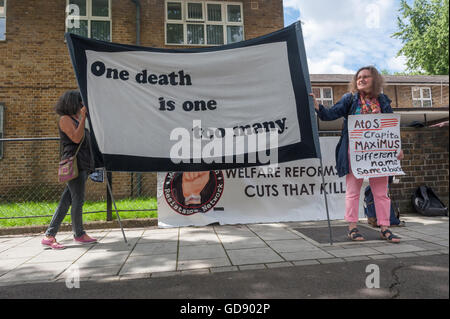 Londres, Royaume-Uni. 13 juillet 2016. Une bannière à l'un d'environ 20 manifestations à travers le pays par des manifestants handicapés et partisans au Centre de consultation PIP Vauxhall Vauxhall, l'un des centres où Atos effectuer des trompe-l'indépendance personnelle des évaluations "paiements" au nom du programme de travail de Doha avec le message 'un mort, c'est un de trop". Par conception défectueuse et conduites sans tenir compte de la preuve médicale et avec une incitation financière à l'échec du statut de réfugié. De nombreux réfugiés véritables avantages essentiels perdre pendant des mois avant qu'ils sont restaurés, en appel, conduisant parfois à l'hospitalisation ou suici Banque D'Images