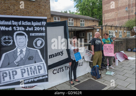 Londres, Royaume-Uni. 13 juillet 2016. L'un d'environ 20 manifestations à travers le pays par des manifestants handicapés et partisans au Centre de consultation PIP Vauxhall Vauxhall, l'un des centres où Atos effectuer des trompe-l'indépendance personnelle des évaluations "paiements" au nom du programme de travail de Doha. Par conception défectueuse et conduites sans tenir compte de la preuve médicale et avec une incitation financière à l'échec du statut de réfugié. De nombreux réfugiés véritables avantages essentiels perdre pendant des mois avant qu'ils sont restaurés, en appel, conduisant parfois à l'hospitalisation ou le suicide. Peter Marshall/Alamy Live News Banque D'Images