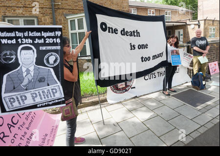 Londres, Royaume-Uni. 13 juillet 2016. L'un d'environ 20 manifestations à travers le pays par des manifestants handicapés et partisans au Centre de consultation PIP Vauxhall Vauxhall, l'un des centres où Atos effectuer des trompe-l'indépendance personnelle des évaluations "paiements" au nom du programme de travail de Doha. Par conception défectueuse et conduites sans tenir compte de la preuve médicale et avec une incitation financière à l'échec du statut de réfugié. De nombreux réfugiés véritables avantages essentiels perdre pendant des mois avant qu'ils sont restaurés, en appel, conduisant parfois à l'hospitalisation ou le suicide. Peter Marshall/Alamy Live News Banque D'Images