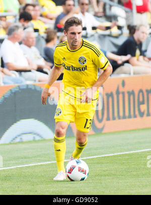 Columbus, Ohio, USA. Le 13 juillet, 2016. Columbus Crew milieu SC Ethan Finlay (13) dribble la balle dow le terrain lors du match contre le FC Toronto. Columbus, Ohio, USA. Credit : Brent Clark/Alamy Live News Banque D'Images