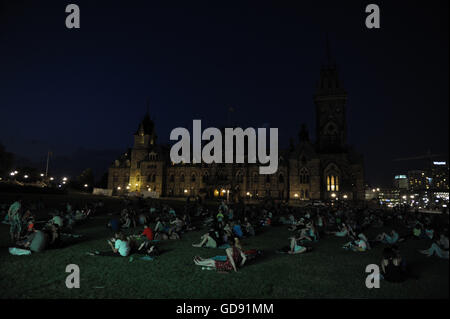 Ottawa, Canada. Le 13 juillet, 2016. Northern Lights a bilingual spectacle présenté tous les soirs dans la colline du Parlement , le son et la lumière est un passionnant voyage à travers l'analyse thématique l'histoire du Canada. Combinant bold la technologie numérique à la splendeur architecturale des édifices du Parlement, l'exposition éclaire les histoires de la construction de la nation, de partenariat, de découverte, de courage, de fierté et de vision au cœur de notre pays. Photo : KADRI Mohamed / IMAGESPIC/ Alamy Live News Banque D'Images