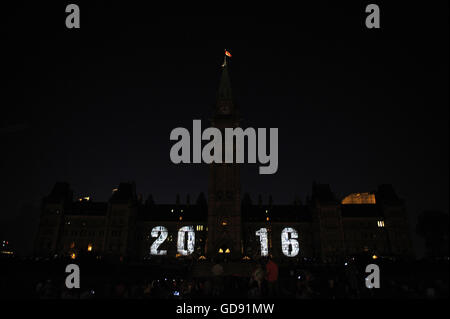 Ottawa, Canada. Le 13 juillet, 2016. Northern Lights a bilingual spectacle présenté tous les soirs dans la colline du Parlement , le son et la lumière est un passionnant voyage à travers l'analyse thématique l'histoire du Canada. Combinant bold la technologie numérique à la splendeur architecturale des édifices du Parlement, l'exposition éclaire les histoires de la construction de la nation, de partenariat, de découverte, de courage, de fierté et de vision au cœur de notre pays. Photo : KADRI Mohamed / IMAGESPIC/ Alamy Live News Banque D'Images