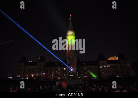 Ottawa, Canada. Le 13 juillet, 2016. Northern Lights a bilingual spectacle présenté tous les soirs dans la colline du Parlement , le son et la lumière est un passionnant voyage à travers l'analyse thématique l'histoire du Canada. Combinant bold la technologie numérique à la splendeur architecturale des édifices du Parlement, l'exposition éclaire les histoires de la construction de la nation, de partenariat, de découverte, de courage, de fierté et de vision au cœur de notre pays. Photo : KADRI Mohamed / IMAGESPIC/ Alamy Live News Banque D'Images