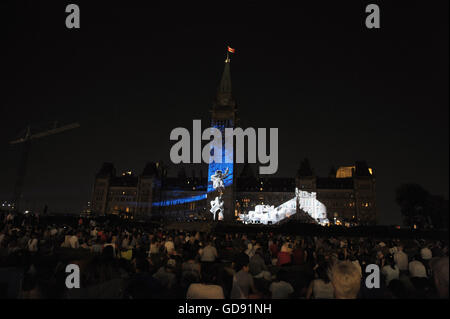 Ottawa, Canada. Le 13 juillet, 2016. Northern Lights a bilingual spectacle présenté tous les soirs dans la colline du Parlement , le son et la lumière est un passionnant voyage à travers l'analyse thématique l'histoire du Canada. Combinant bold la technologie numérique à la splendeur architecturale des édifices du Parlement, l'exposition éclaire les histoires de la construction de la nation, de partenariat, de découverte, de courage, de fierté et de vision au cœur de notre pays. Photo : KADRI Mohamed / IMAGESPIC/ Alamy Live News Banque D'Images