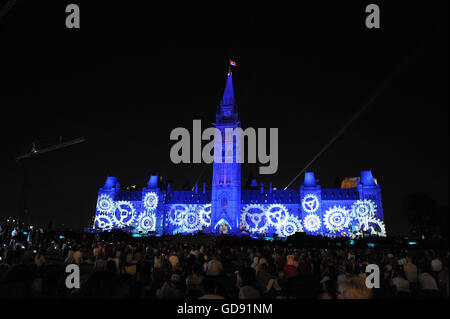 Ottawa, Canada. Le 13 juillet, 2016. Northern Lights a bilingual spectacle présenté tous les soirs dans la colline du Parlement , le son et la lumière est un passionnant voyage à travers l'analyse thématique l'histoire du Canada. Combinant bold la technologie numérique à la splendeur architecturale des édifices du Parlement, l'exposition éclaire les histoires de la construction de la nation, de partenariat, de découverte, de courage, de fierté et de vision au cœur de notre pays. Photo : KADRI Mohamed / IMAGESPIC/ Alamy Live News Banque D'Images