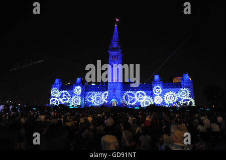 Ottawa, Canada. Le 13 juillet, 2016. Northern Lights a bilingual spectacle présenté tous les soirs dans la colline du Parlement , le son et la lumière est un passionnant voyage à travers l'analyse thématique l'histoire du Canada. Combinant bold la technologie numérique à la splendeur architecturale des édifices du Parlement, l'exposition éclaire les histoires de la construction de la nation, de partenariat, de découverte, de courage, de fierté et de vision au cœur de notre pays. Photo : KADRI Mohamed / IMAGESPIC/ Alamy Live News Banque D'Images