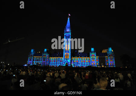 Ottawa, Canada. Le 13 juillet, 2016. Northern Lights a bilingual spectacle présenté tous les soirs dans la colline du Parlement , le son et la lumière est un passionnant voyage à travers l'analyse thématique l'histoire du Canada. Combinant bold la technologie numérique à la splendeur architecturale des édifices du Parlement, l'exposition éclaire les histoires de la construction de la nation, de partenariat, de découverte, de courage, de fierté et de vision au cœur de notre pays. Photo : KADRI Mohamed / IMAGESPIC/ Alamy Live News Banque D'Images