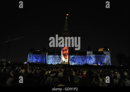 Ottawa, Canada. Le 13 juillet, 2016. Northern Lights a bilingual spectacle présenté tous les soirs dans la colline du Parlement , le son et la lumière est un passionnant voyage à travers l'analyse thématique l'histoire du Canada. Combinant bold la technologie numérique à la splendeur architecturale des édifices du Parlement, l'exposition éclaire les histoires de la construction de la nation, de partenariat, de découverte, de courage, de fierté et de vision au cœur de notre pays. Photo : KADRI Mohamed / IMAGESPIC/ Alamy Live News Banque D'Images