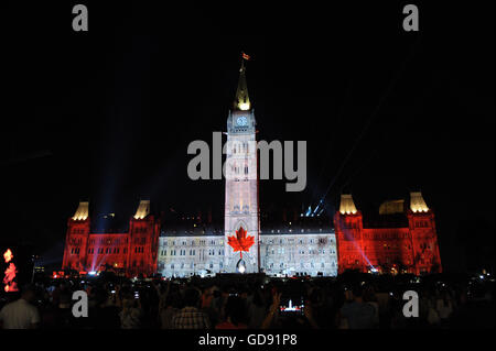 Ottawa, Canada. Le 13 juillet, 2016. Northern Lights a bilingual spectacle présenté tous les soirs dans la colline du Parlement , le son et la lumière est un passionnant voyage à travers l'analyse thématique l'histoire du Canada. Combinant bold la technologie numérique à la splendeur architecturale des édifices du Parlement, l'exposition éclaire les histoires de la construction de la nation, de partenariat, de découverte, de courage, de fierté et de vision au cœur de notre pays. Photo : KADRI Mohamed / IMAGESPIC/ Alamy Live News Banque D'Images