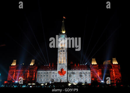 Ottawa, Canada. Le 13 juillet, 2016. Northern Lights a bilingual spectacle présenté tous les soirs dans la colline du Parlement , le son et la lumière est un passionnant voyage à travers l'analyse thématique l'histoire du Canada. Combinant bold la technologie numérique à la splendeur architecturale des édifices du Parlement, l'exposition éclaire les histoires de la construction de la nation, de partenariat, de découverte, de courage, de fierté et de vision au cœur de notre pays. Photo : KADRI Mohamed / IMAGESPIC/ Alamy Live News Banque D'Images